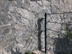 Kamień Rock Face Rock Face Evenos Black 0 – Hurtownia Kamienia El-Pol